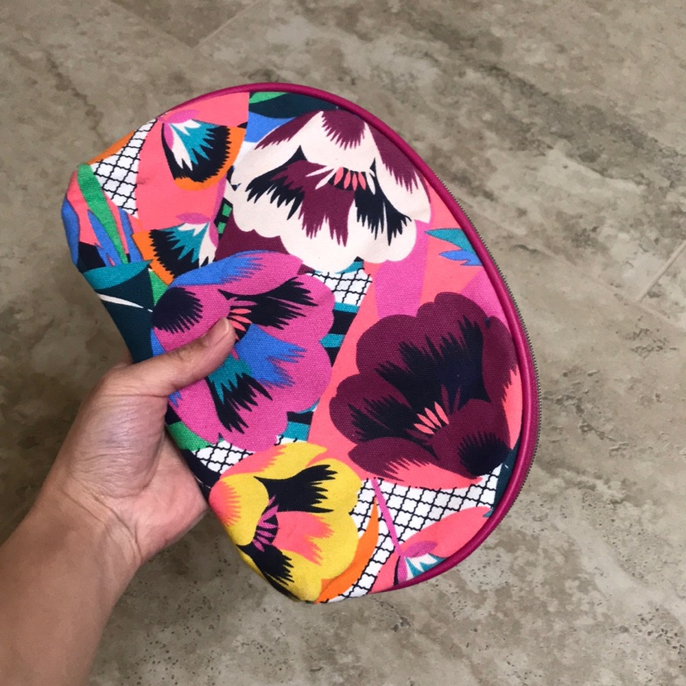 Estée Lauder makeup bag